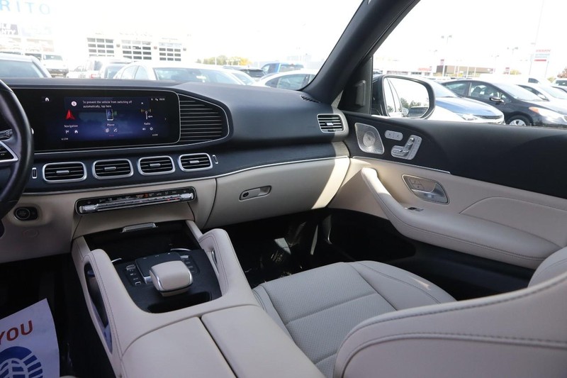 Mercedes-Benz GLE Vehicle Full-screen Gallery Image 27