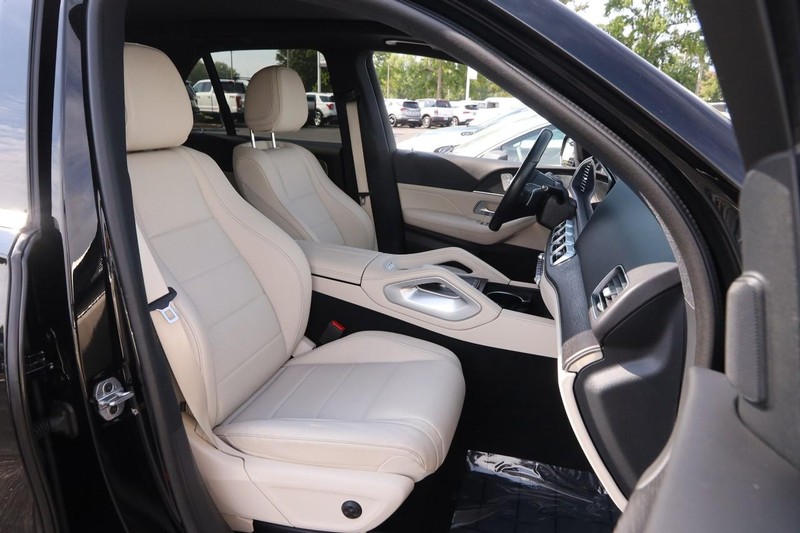 Mercedes-Benz GLE Vehicle Full-screen Gallery Image 28