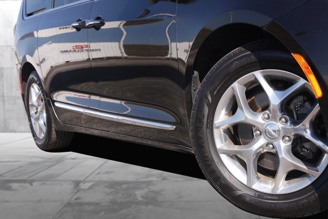 Chrysler Pacifica Vehicle Image 03