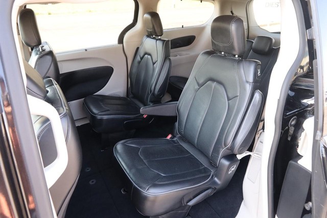 Chrysler Pacifica Vehicle Image 09