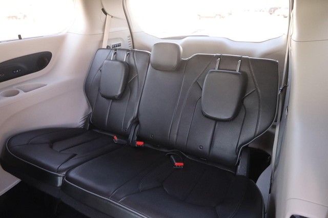 Chrysler Pacifica Vehicle Image 10