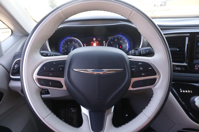 Chrysler Pacifica Vehicle Image 11