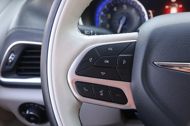 Chrysler Pacifica Vehicle Image 12