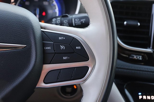 Chrysler Pacifica Vehicle Image 13