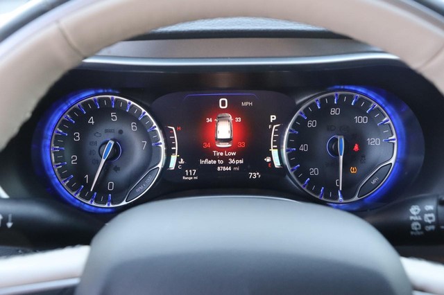 Chrysler Pacifica Vehicle Image 14