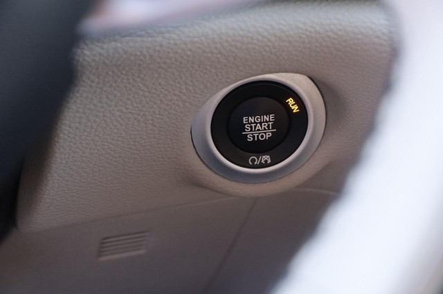 Chrysler Pacifica Vehicle Image 15