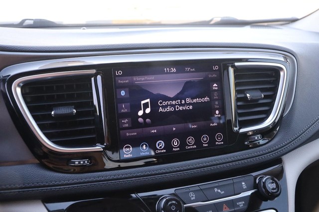 Chrysler Pacifica Vehicle Image 16