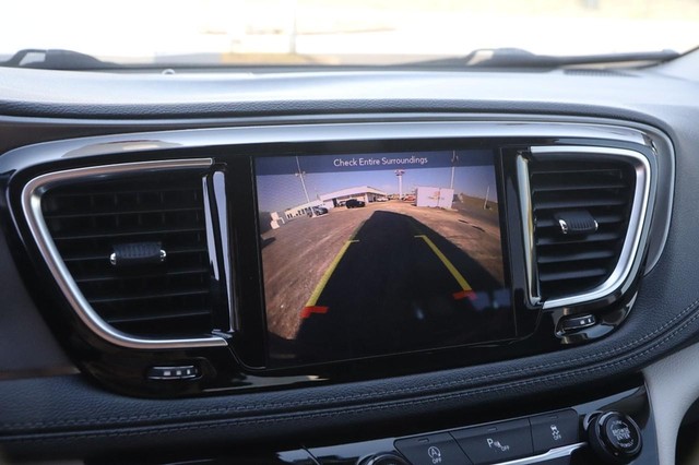 Chrysler Pacifica Vehicle Image 17