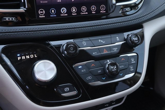 Chrysler Pacifica Vehicle Image 18