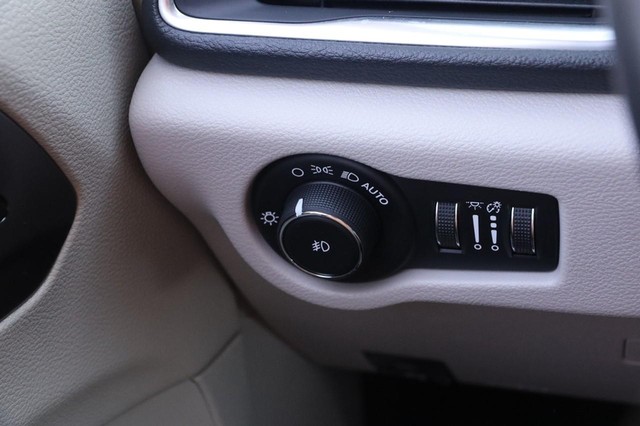 Chrysler Pacifica Vehicle Image 19