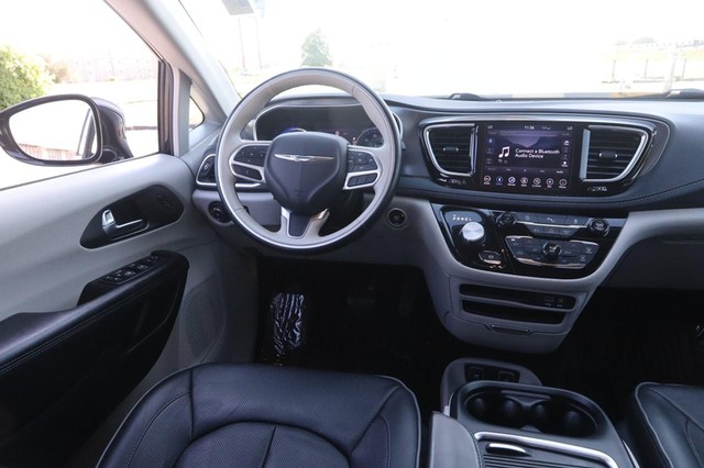 Chrysler Pacifica Vehicle Image 21
