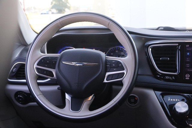 Chrysler Pacifica Vehicle Image 22