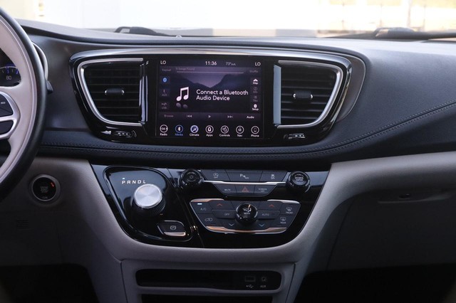 Chrysler Pacifica Vehicle Image 23