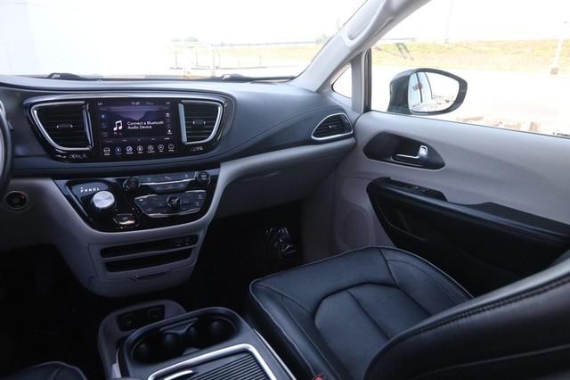 Chrysler Pacifica Vehicle Image 24
