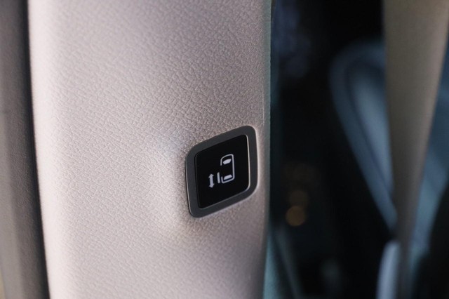 Chrysler Pacifica Vehicle Image 25