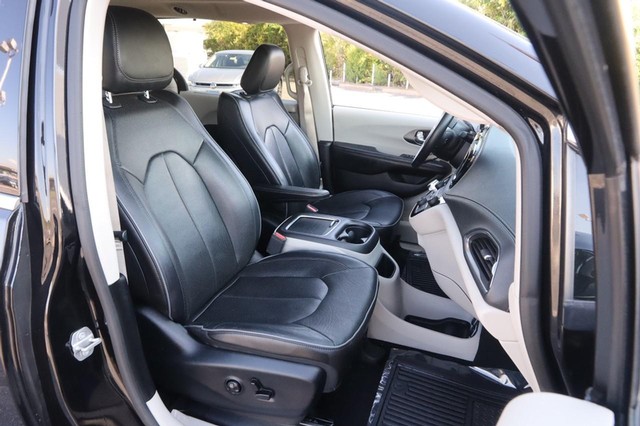 Chrysler Pacifica Vehicle Image 26