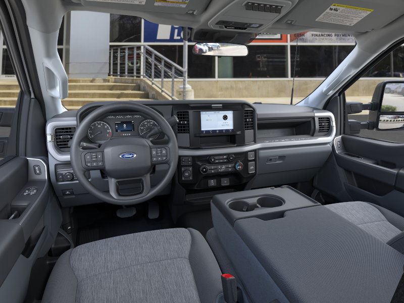 Ford Super Duty F-250 SRW Vehicle Full-screen Gallery Image 9