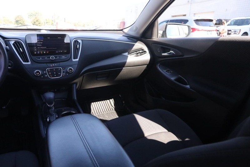 Chevrolet Malibu Vehicle Image 23