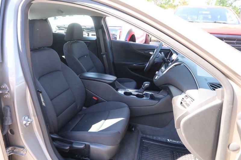 Chevrolet Malibu Vehicle Image 24