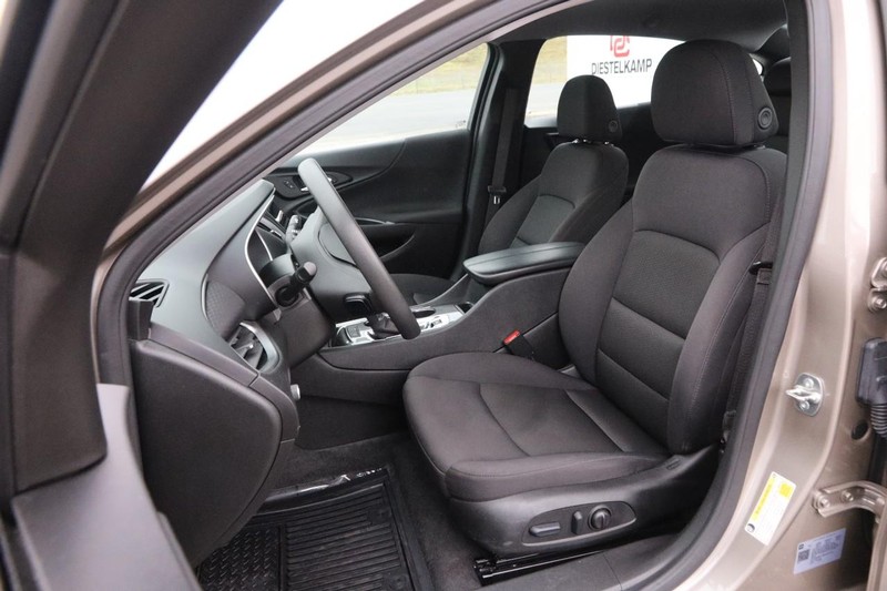 Chevrolet Malibu Vehicle Image 08