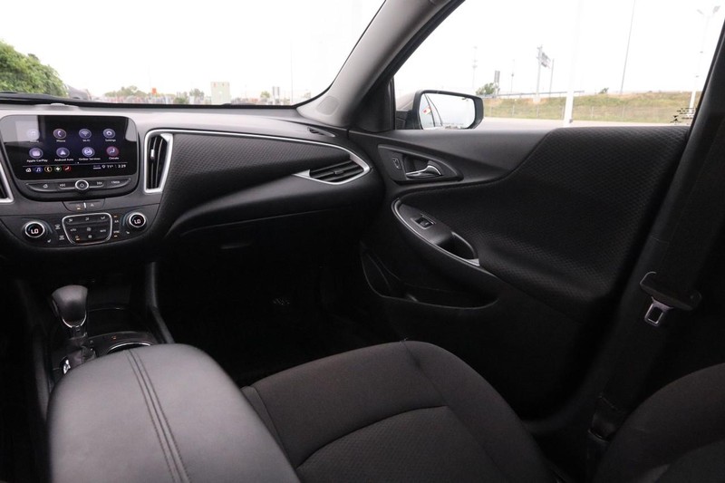 Chevrolet Malibu Vehicle Image 23