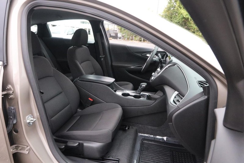 Chevrolet Malibu Vehicle Image 24