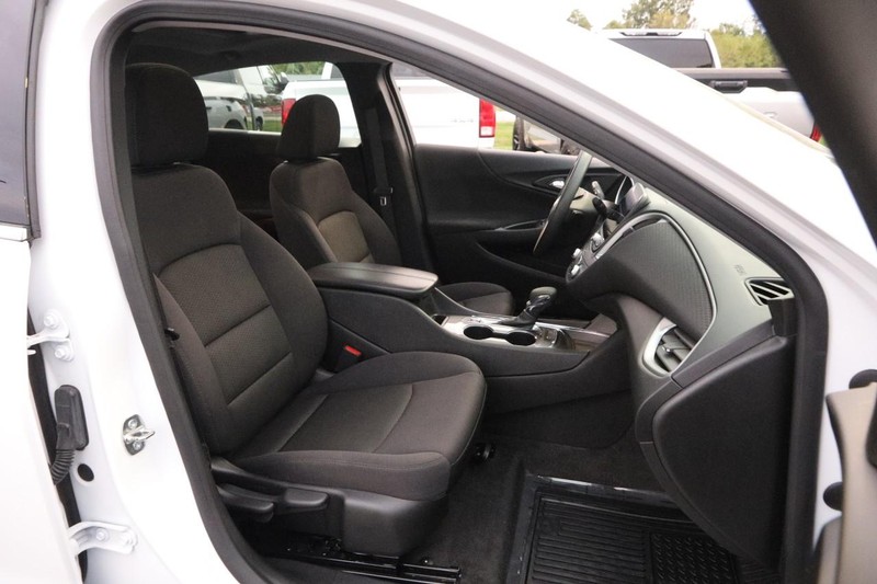 Chevrolet Malibu Vehicle Image 24