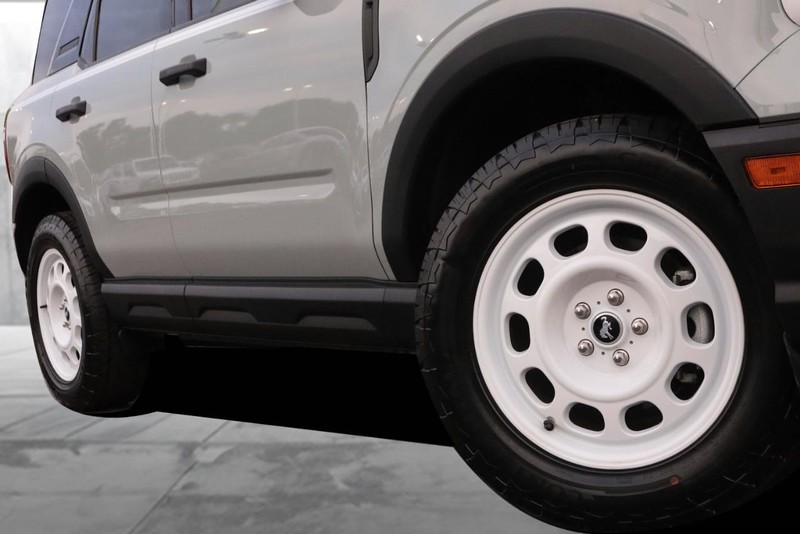 Ford Bronco Sport Vehicle Full-screen Gallery Image 3