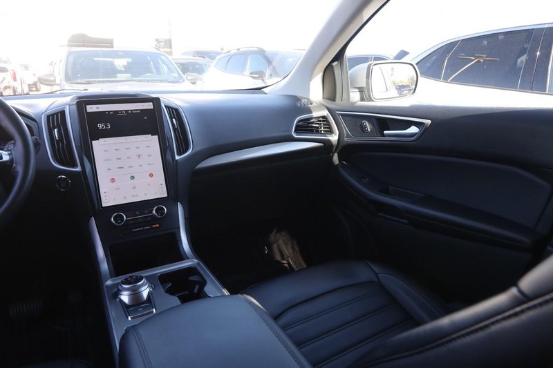 Ford Edge Vehicle Image 24