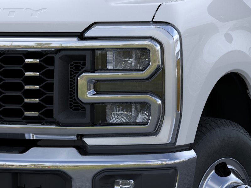Ford Super Duty F-350 DRW Vehicle Full-screen Gallery Image 18