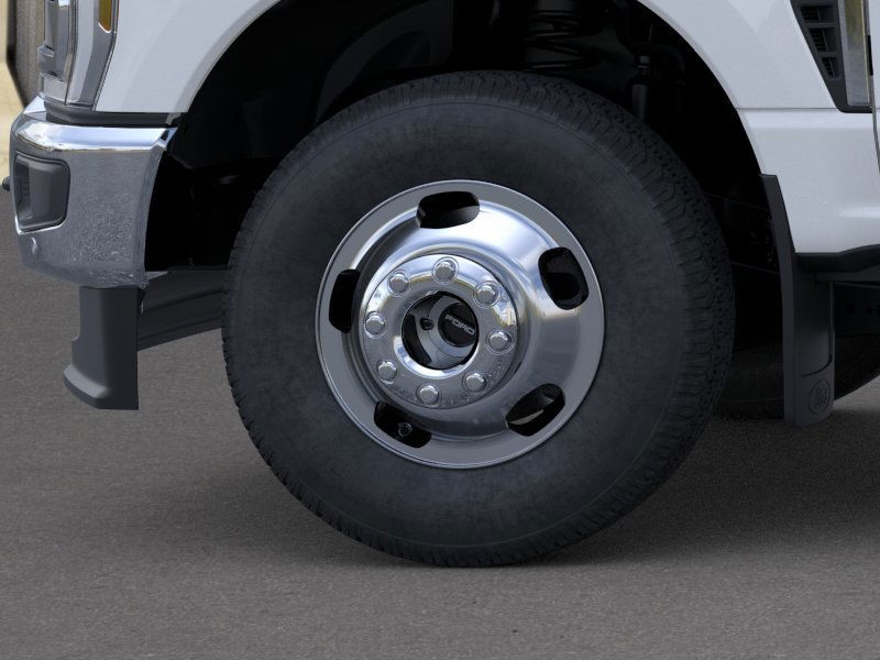 Ford Super Duty F-350 DRW Vehicle Full-screen Gallery Image 19