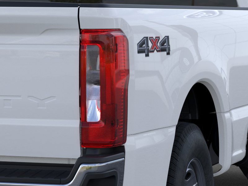 Ford Super Duty F-250 SRW Vehicle Full-screen Gallery Image 21
