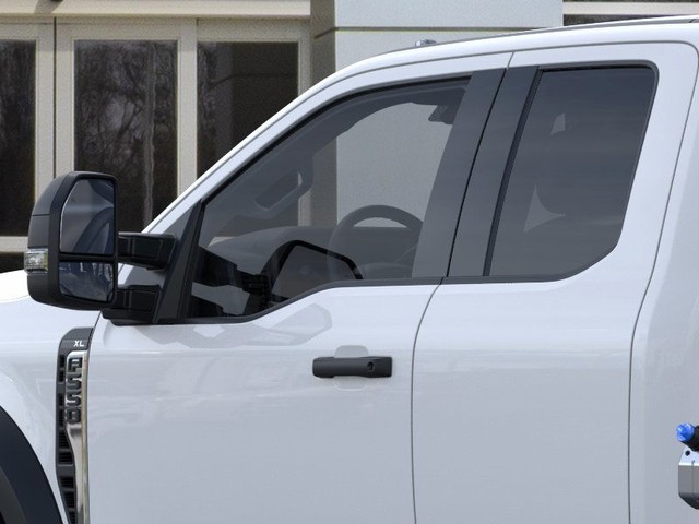 Ford Super Duty F-550 DRW Vehicle Image 20