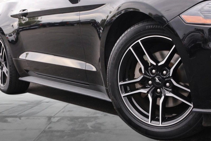 Ford Mustang Vehicle Full-screen Gallery Image 3