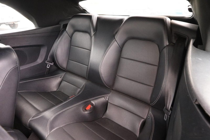 Ford Mustang Vehicle Full-screen Gallery Image 9