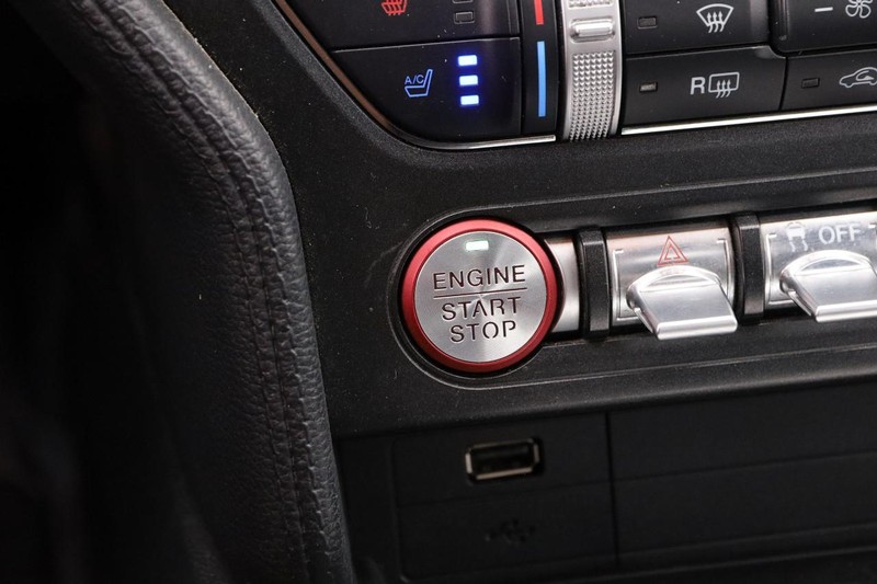 Ford Mustang Vehicle Full-screen Gallery Image 14