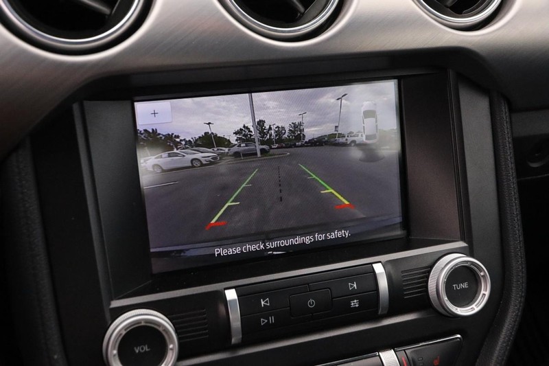 Ford Mustang Vehicle Full-screen Gallery Image 16