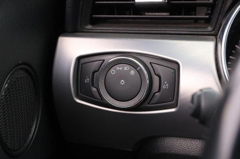 Ford Mustang Vehicle Full-screen Gallery Image 18