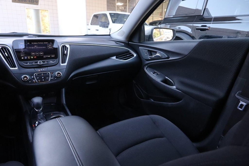 Chevrolet Malibu Vehicle Image 24