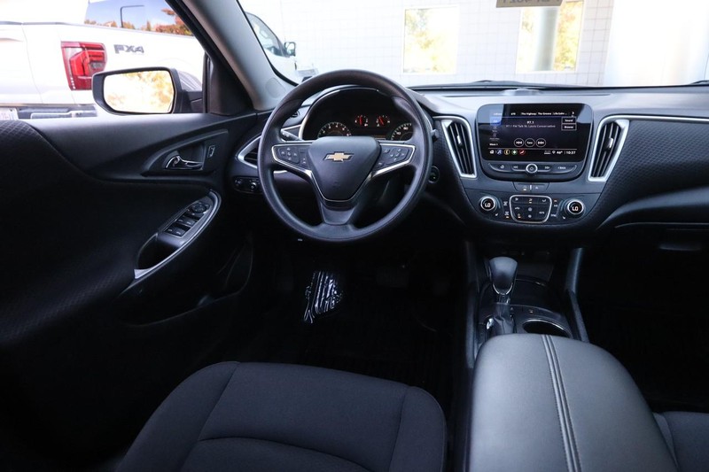 Chevrolet Malibu Vehicle Full-screen Gallery Image 21