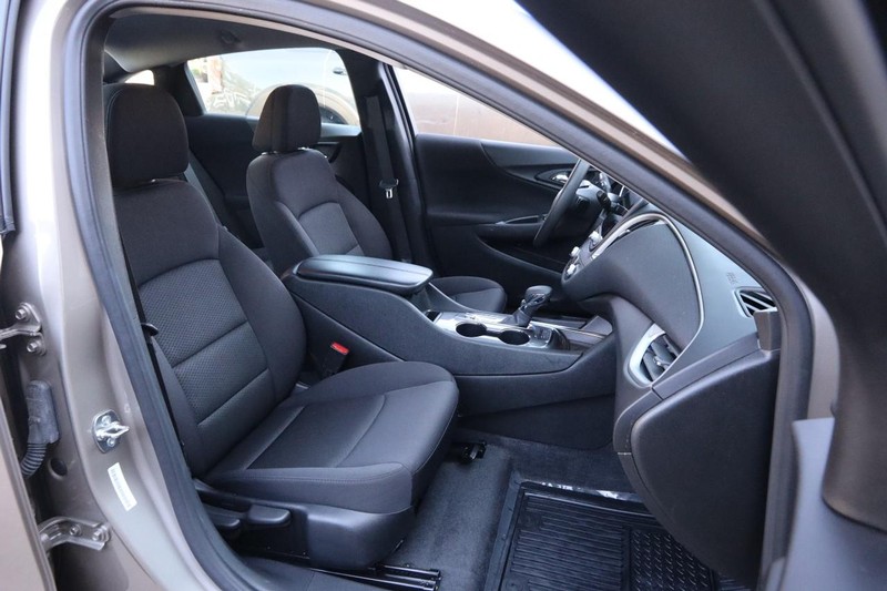 Chevrolet Malibu Vehicle Full-screen Gallery Image 25