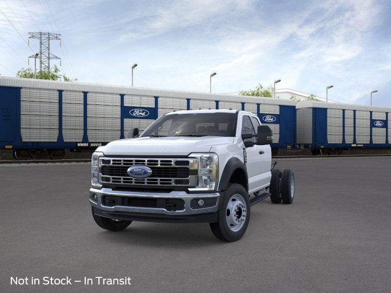 Ford Super Duty F-450 DRW Vehicle Full-screen Gallery Image 2