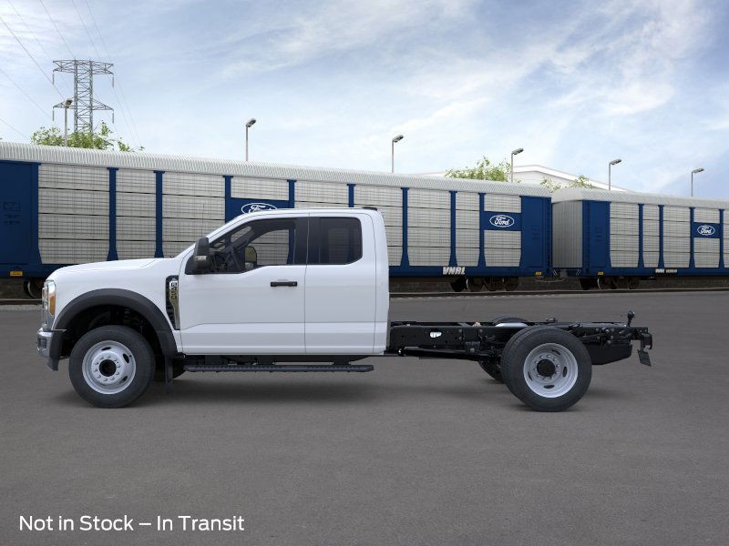 Ford Super Duty F-450 DRW Vehicle Full-screen Gallery Image 3
