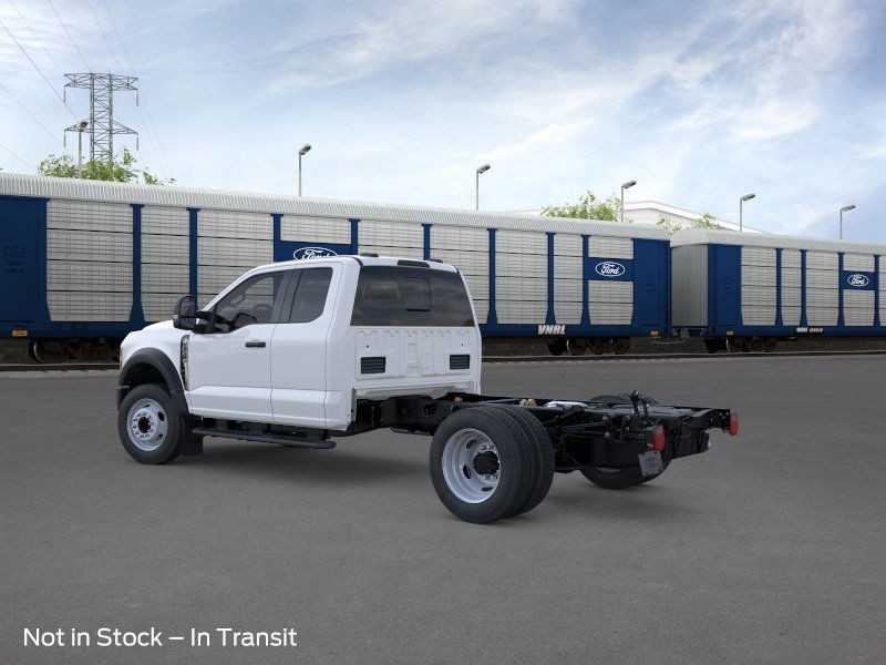 Ford Super Duty F-450 DRW Vehicle Full-screen Gallery Image 4