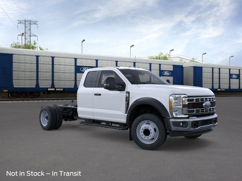 Ford Super Duty F-450 DRW Vehicle Full-screen Gallery Image 7