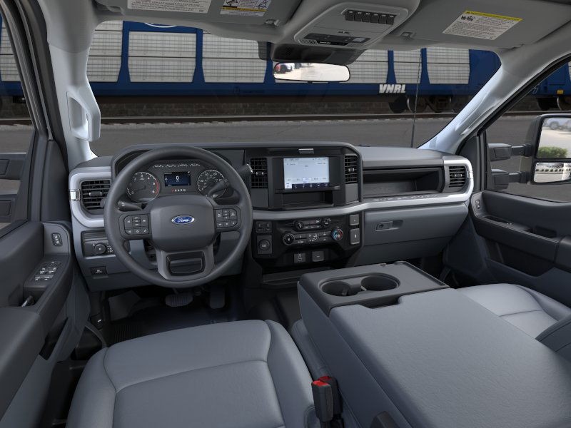Ford Super Duty F-450 DRW Vehicle Full-screen Gallery Image 9