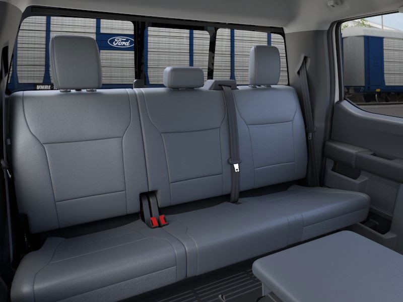 Ford Super Duty F-450 DRW Vehicle Full-screen Gallery Image 11