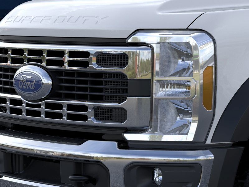 Ford Super Duty F-450 DRW Vehicle Full-screen Gallery Image 17