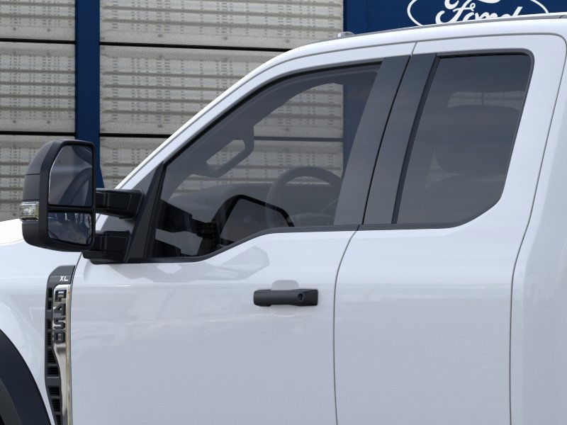 Ford Super Duty F-450 DRW Vehicle Full-screen Gallery Image 20