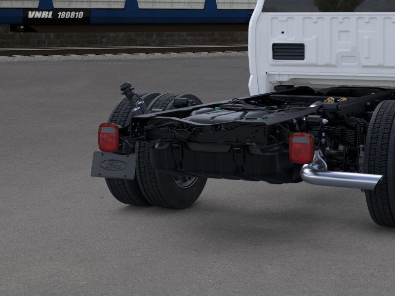 Ford Super Duty F-450 DRW Vehicle Full-screen Gallery Image 21
